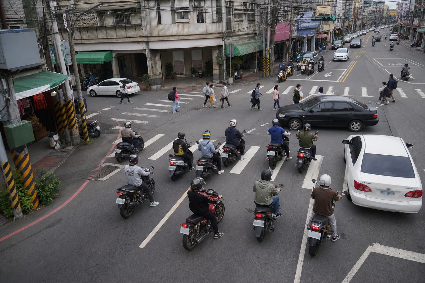 台灣街道路口機車車陣與行人即時辨識情境